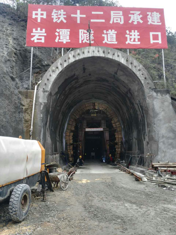 公司臺車，中鐵十二局巖潭鐵路隧道項目工地