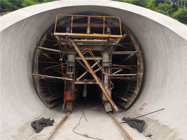 襯砌臺車的定位操作要怎么進行？